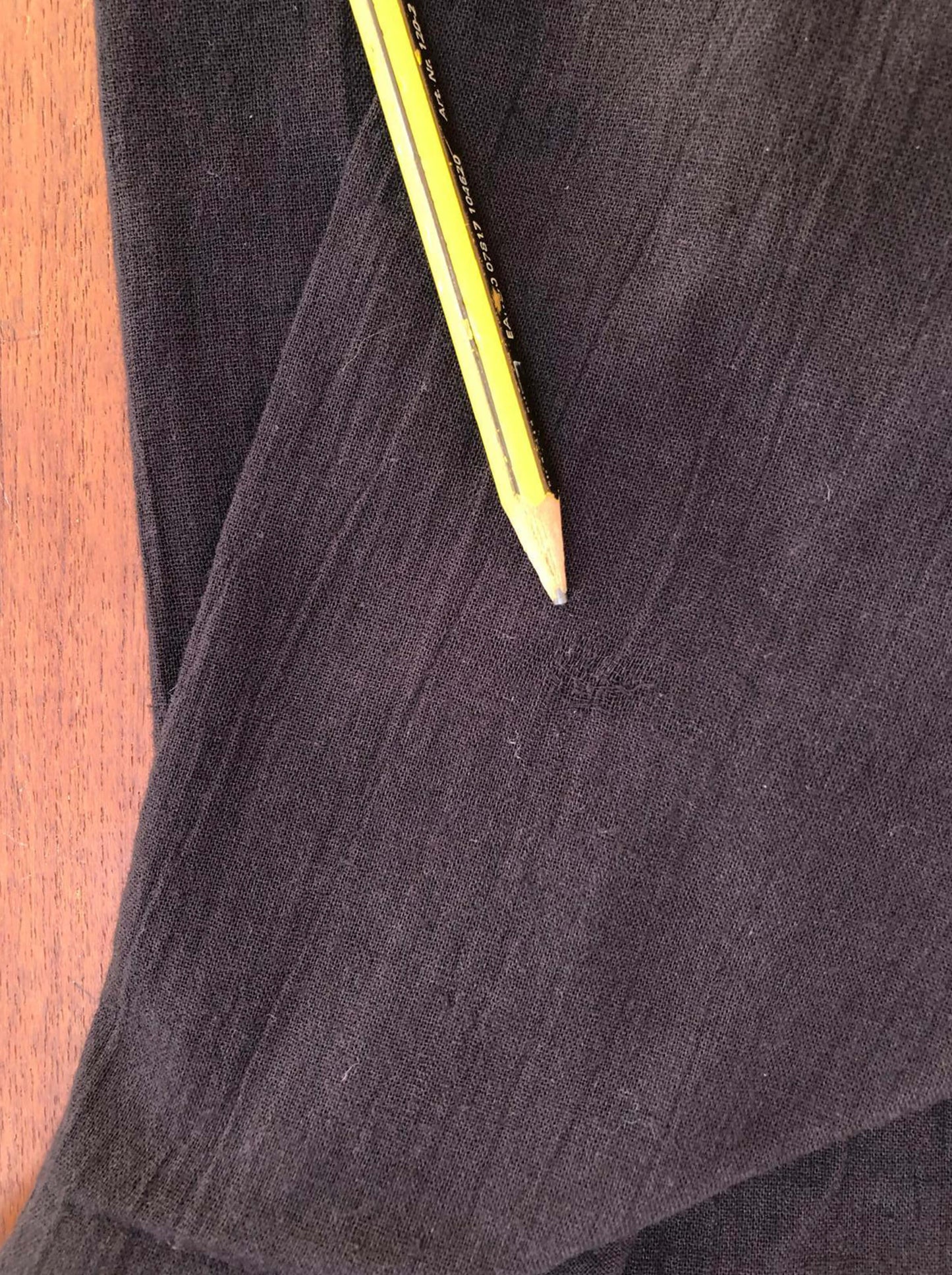 Camisa de algodón ligero con botones de coco color negro - Segunda Vida