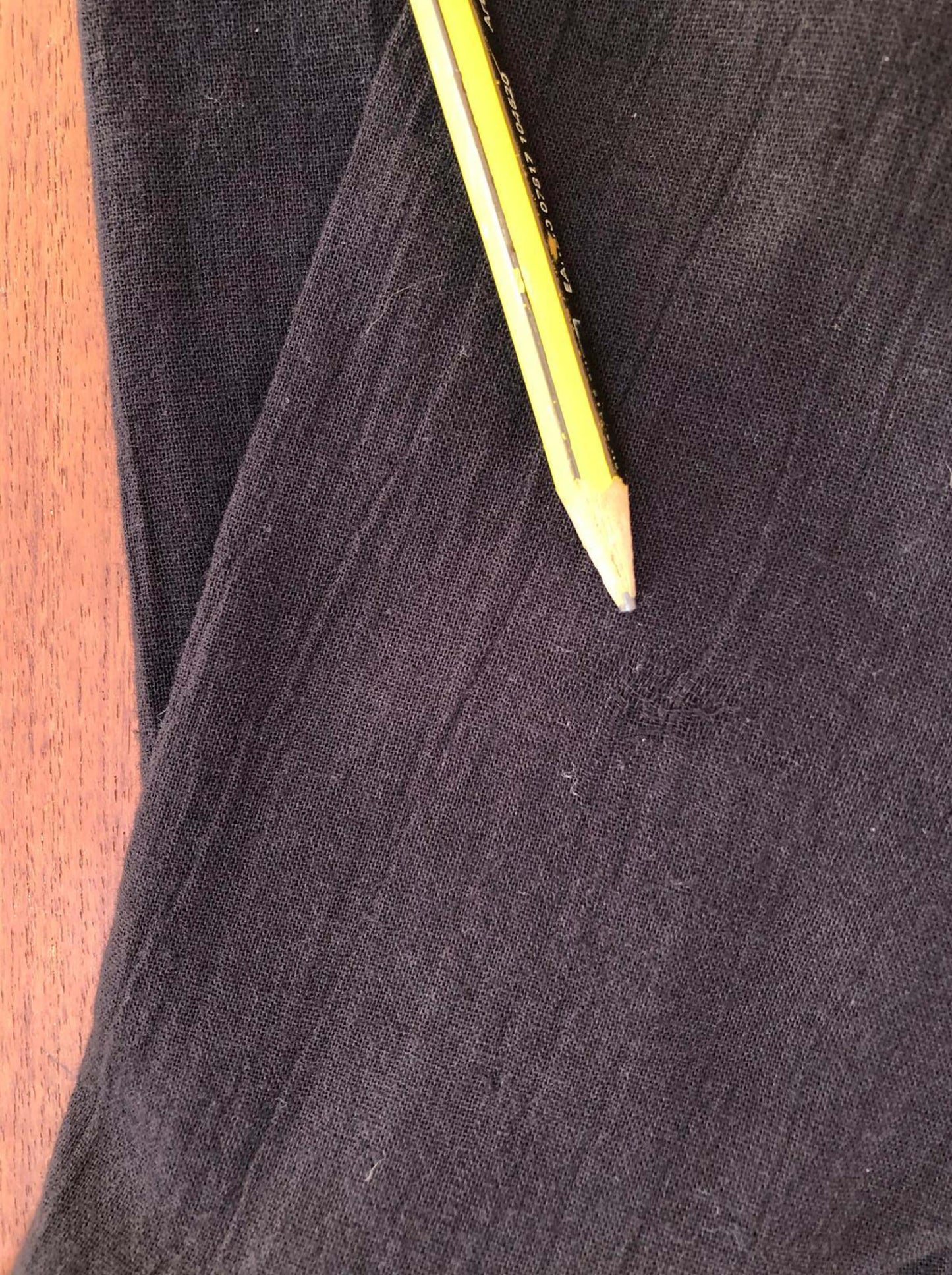 Camisa de algodón ligero con botones de coco color negro - Segunda Vida