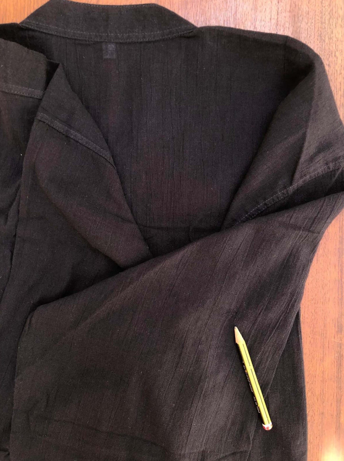 Camisa de algodón ligero con botones de coco color negro - Segunda Vida