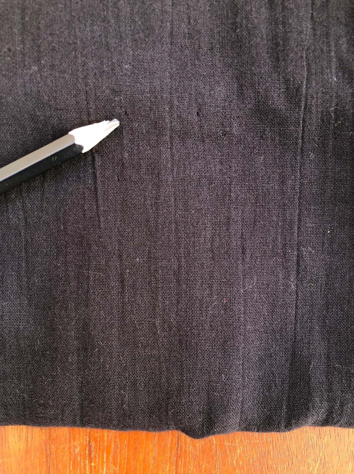 Camisa de algodón ligero con botones de coco color negro - Segunda Vida