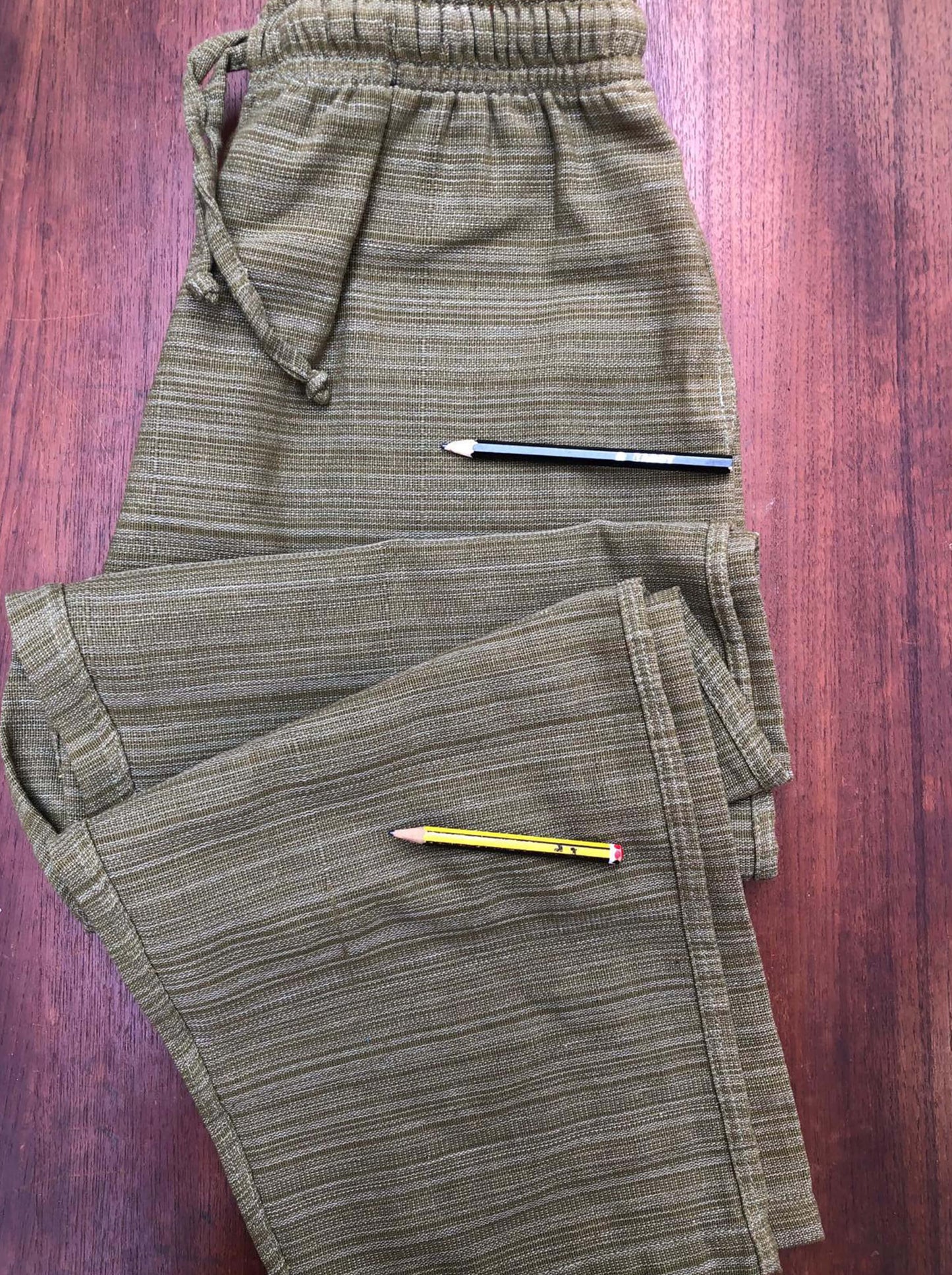 Pantalones Verde Oliva de algodón con cordón y patrón de línea - Segunda Vida