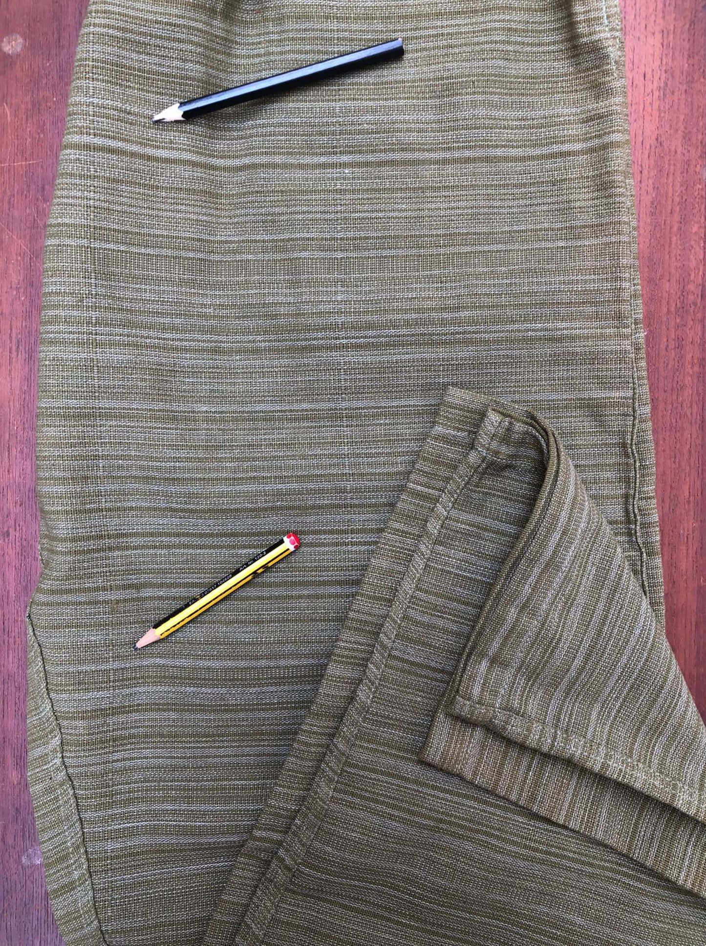 Pantalones Verde Oliva de algodón con cordón y patrón de línea - Segunda Vida