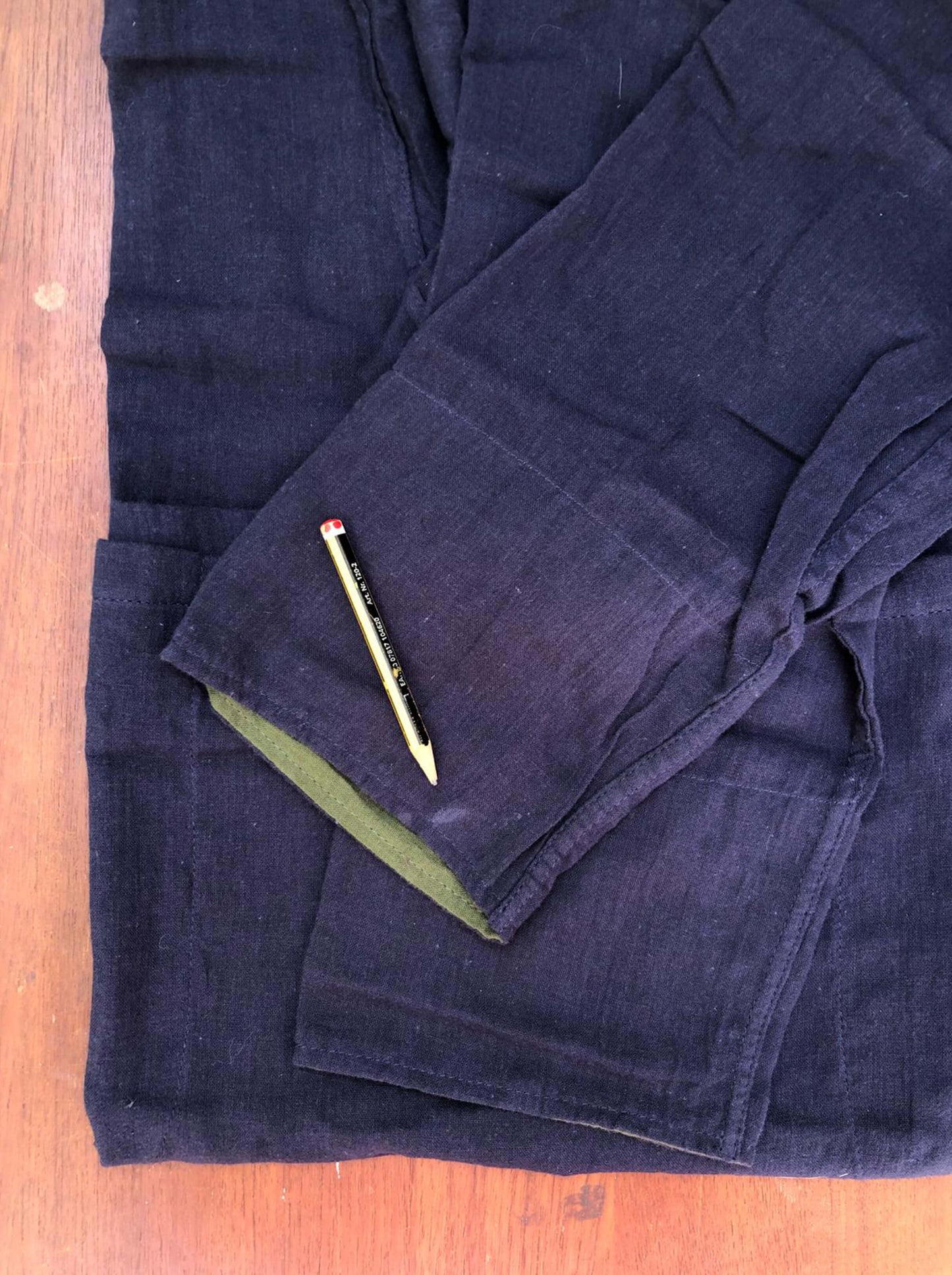 Sudadera con capucha y manga larga en azul medianoche con oliva - Segunda Vida