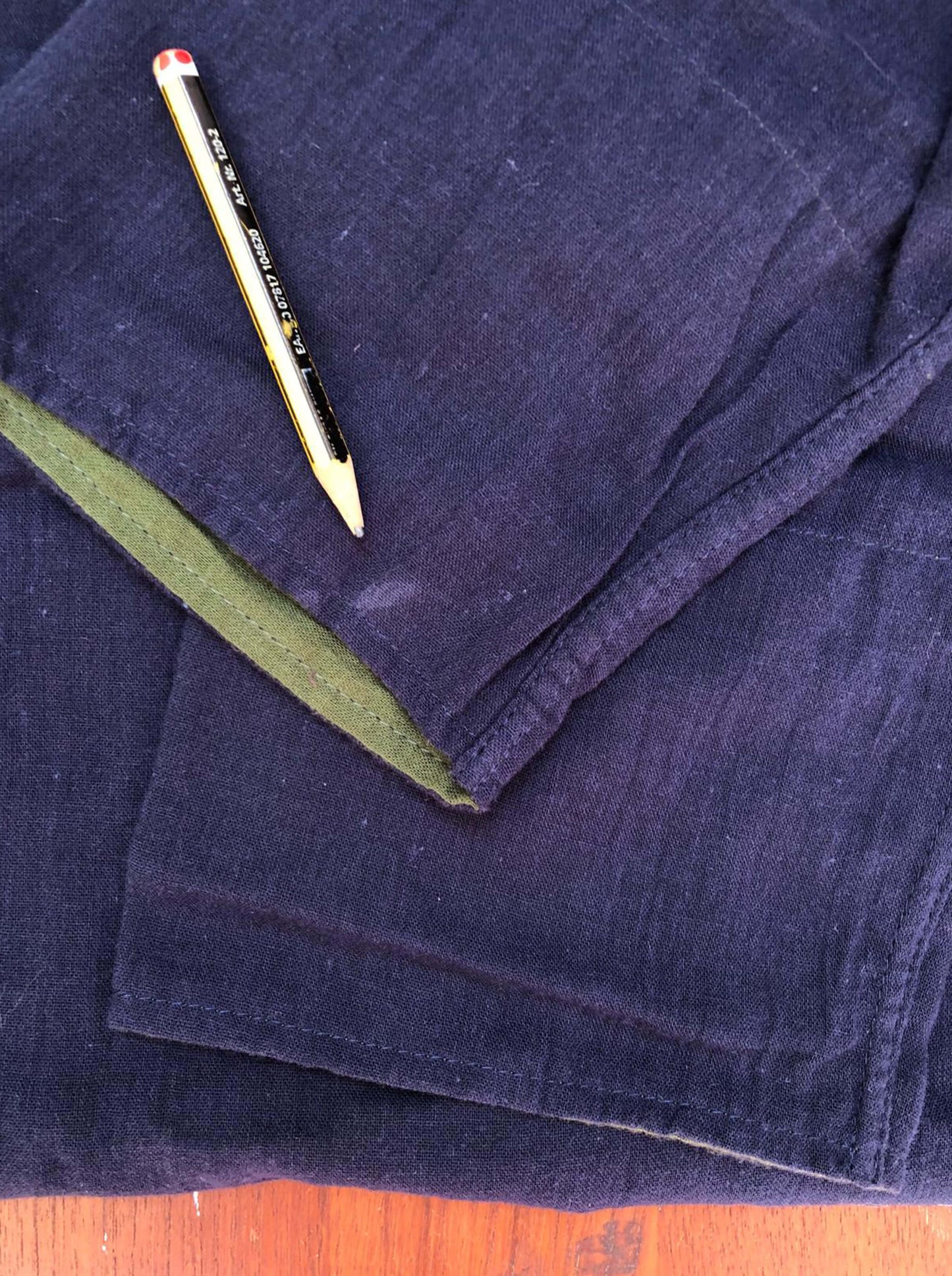 Sudadera con capucha y manga larga en azul medianoche con oliva - Segunda Vida
