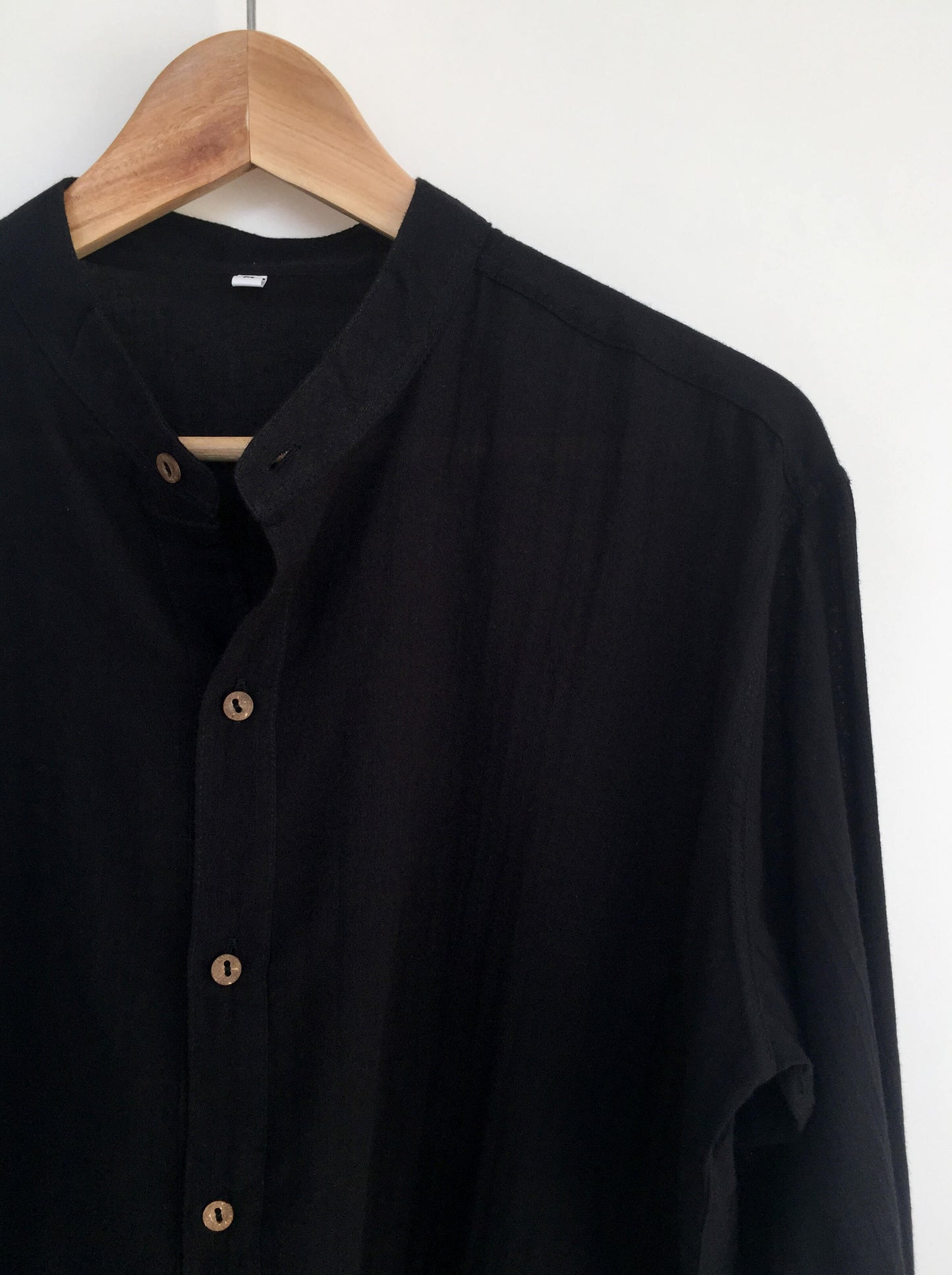 Camisa de algodón ligero con botones de coco color negro - Segunda Vida