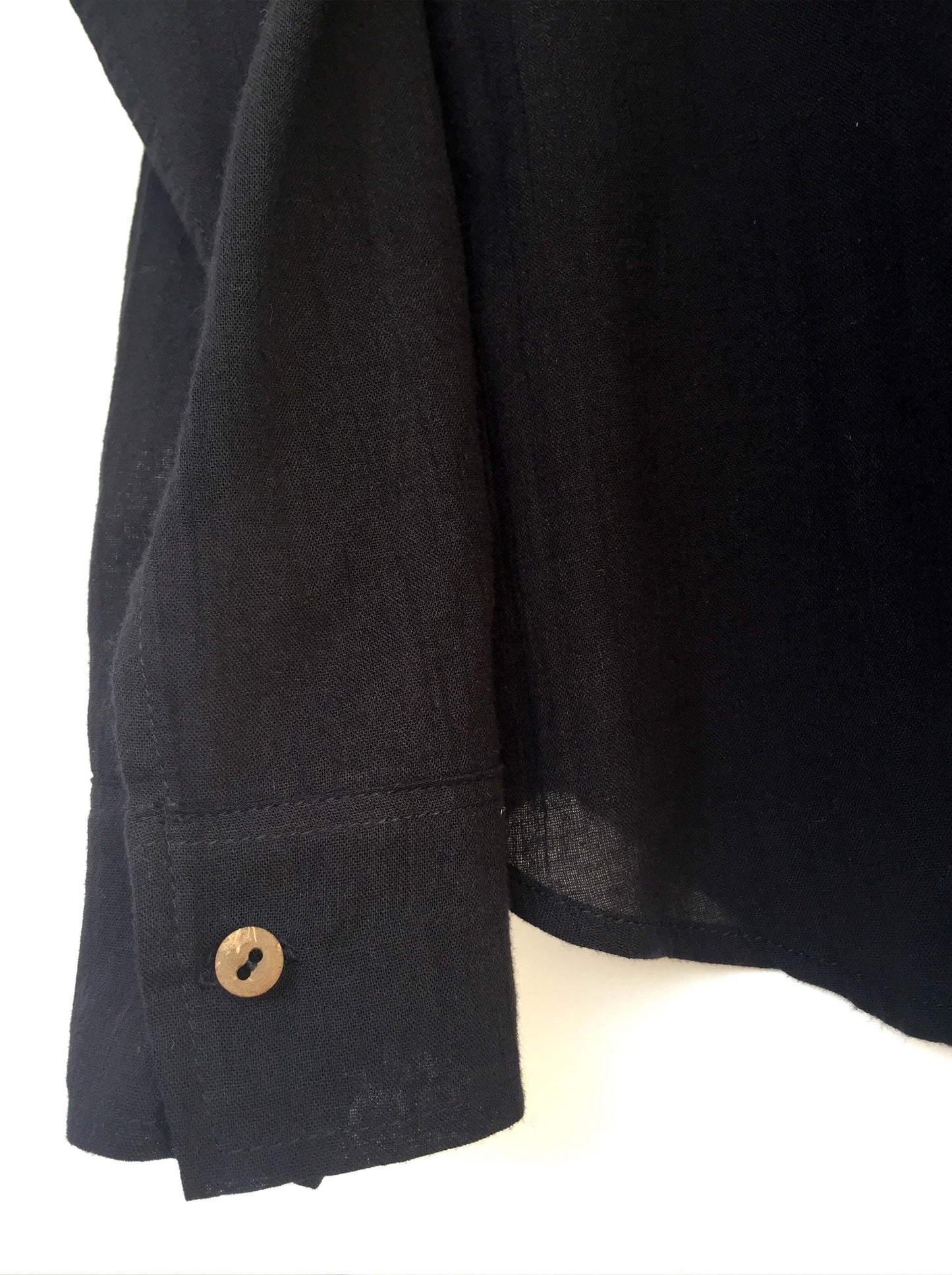 Camisa de algodón ligero con botones de coco color negro - Segunda Vida