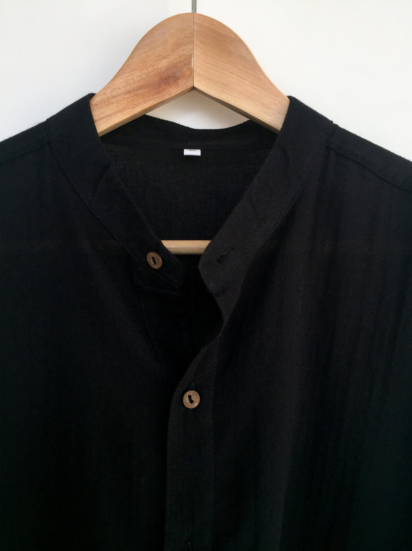 Camisa de algodón ligero con botones de coco color negro - Segunda Vida
