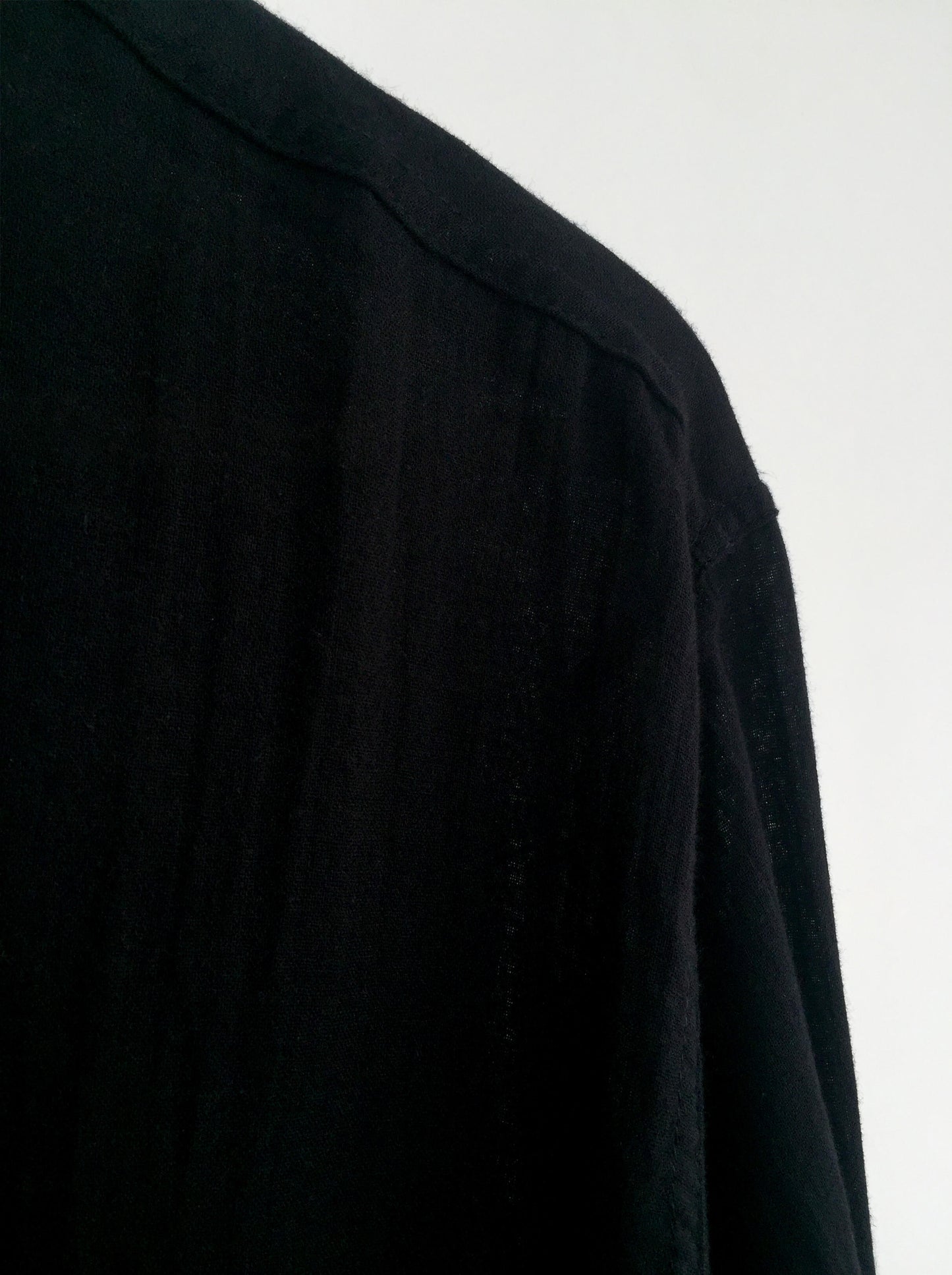 Camisa de algodón ligero con botones de coco color negro - Segunda Vida