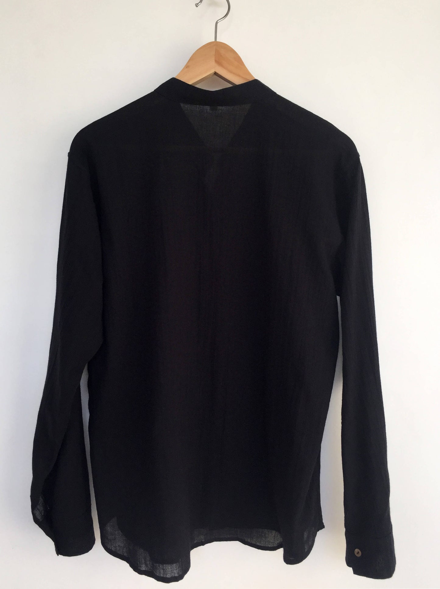 Camisa de algodón ligero con botones de coco color negro - Segunda Vida