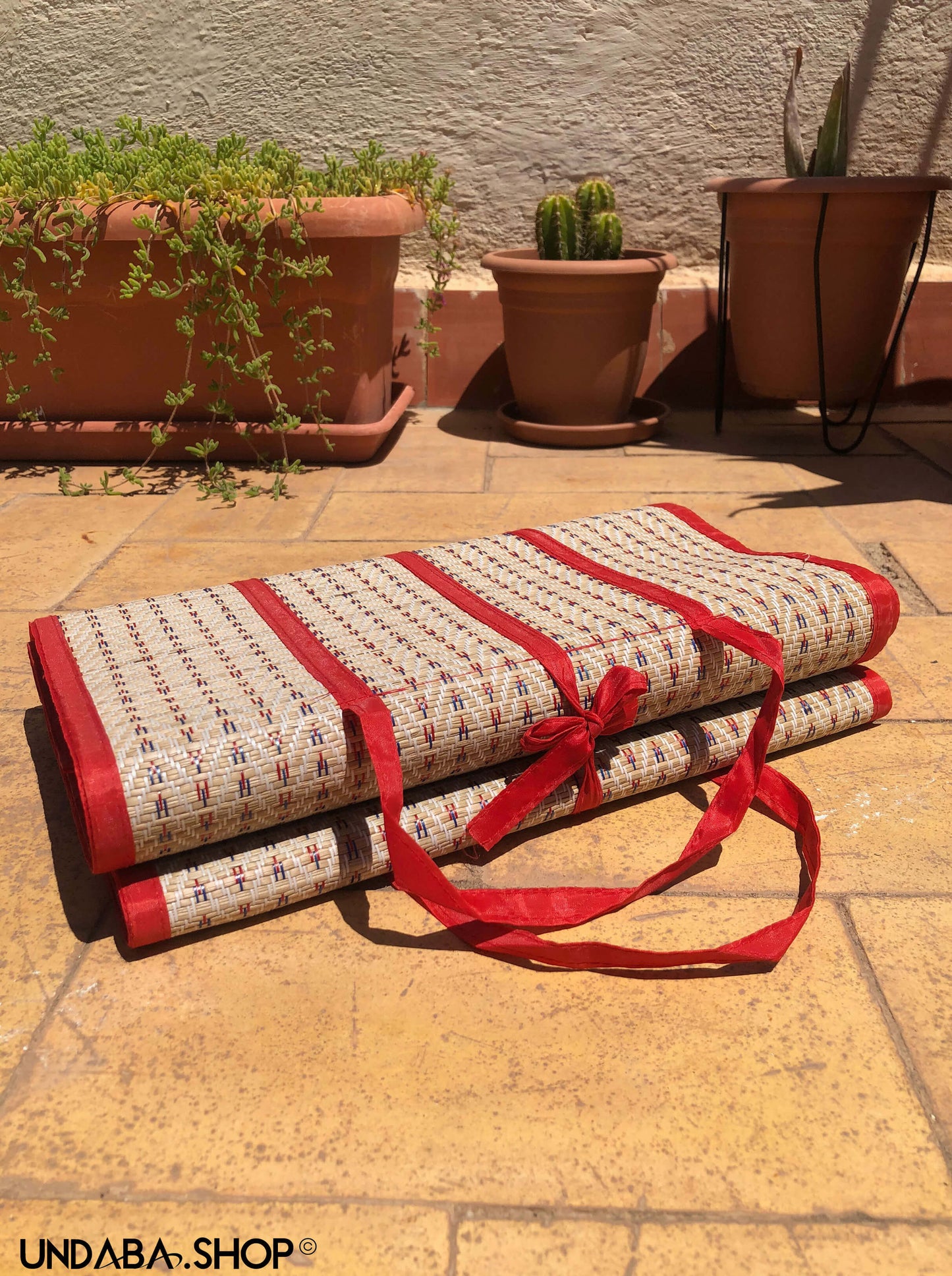 Tapete plegable de caña natural tejida a mano con ribete rojo