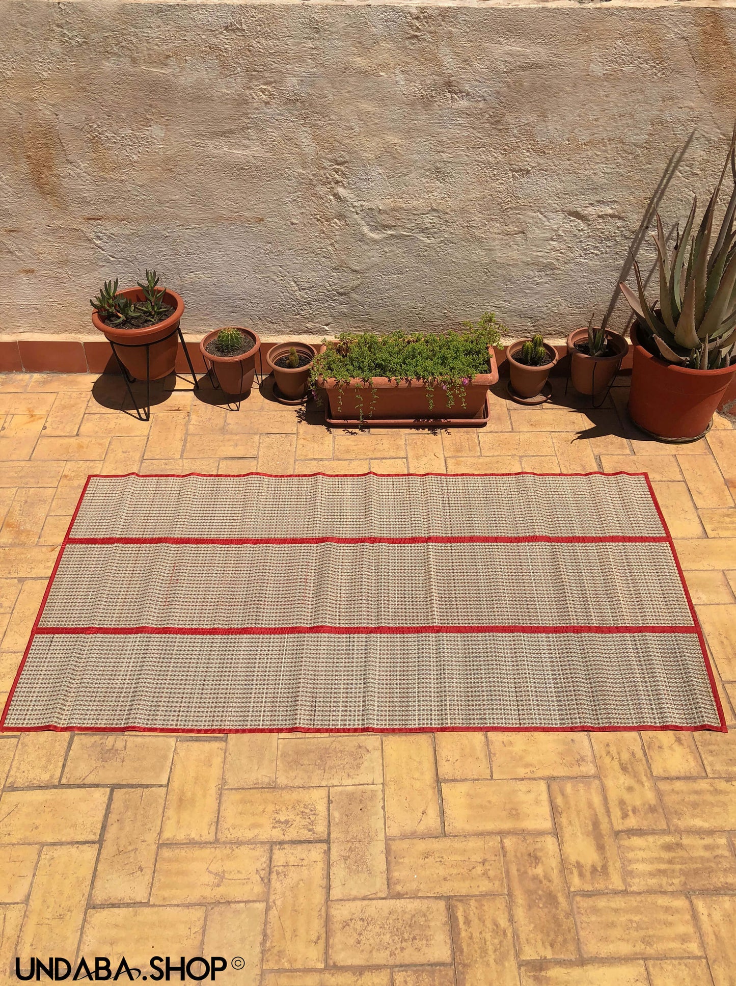 Tapete plegable de caña natural tejida a mano con ribete rojo