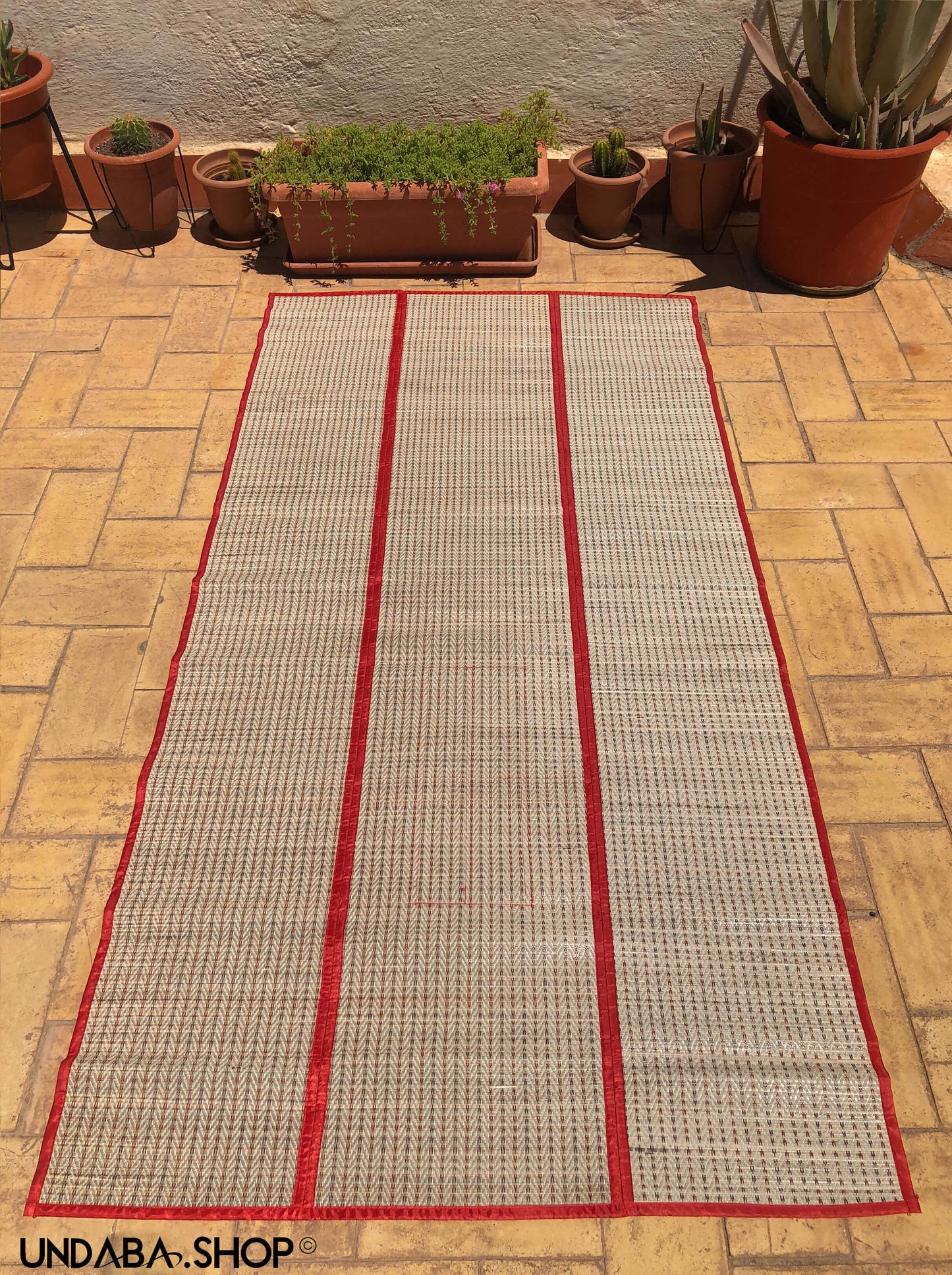 Tapete plegable de caña natural tejida a mano con ribete rojo