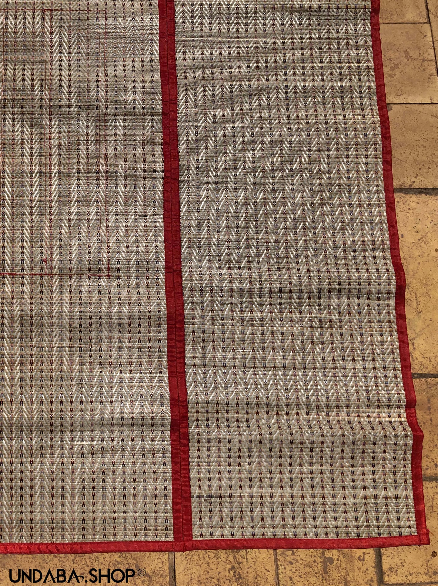 Tapete plegable de caña natural tejida a mano con ribete rojo