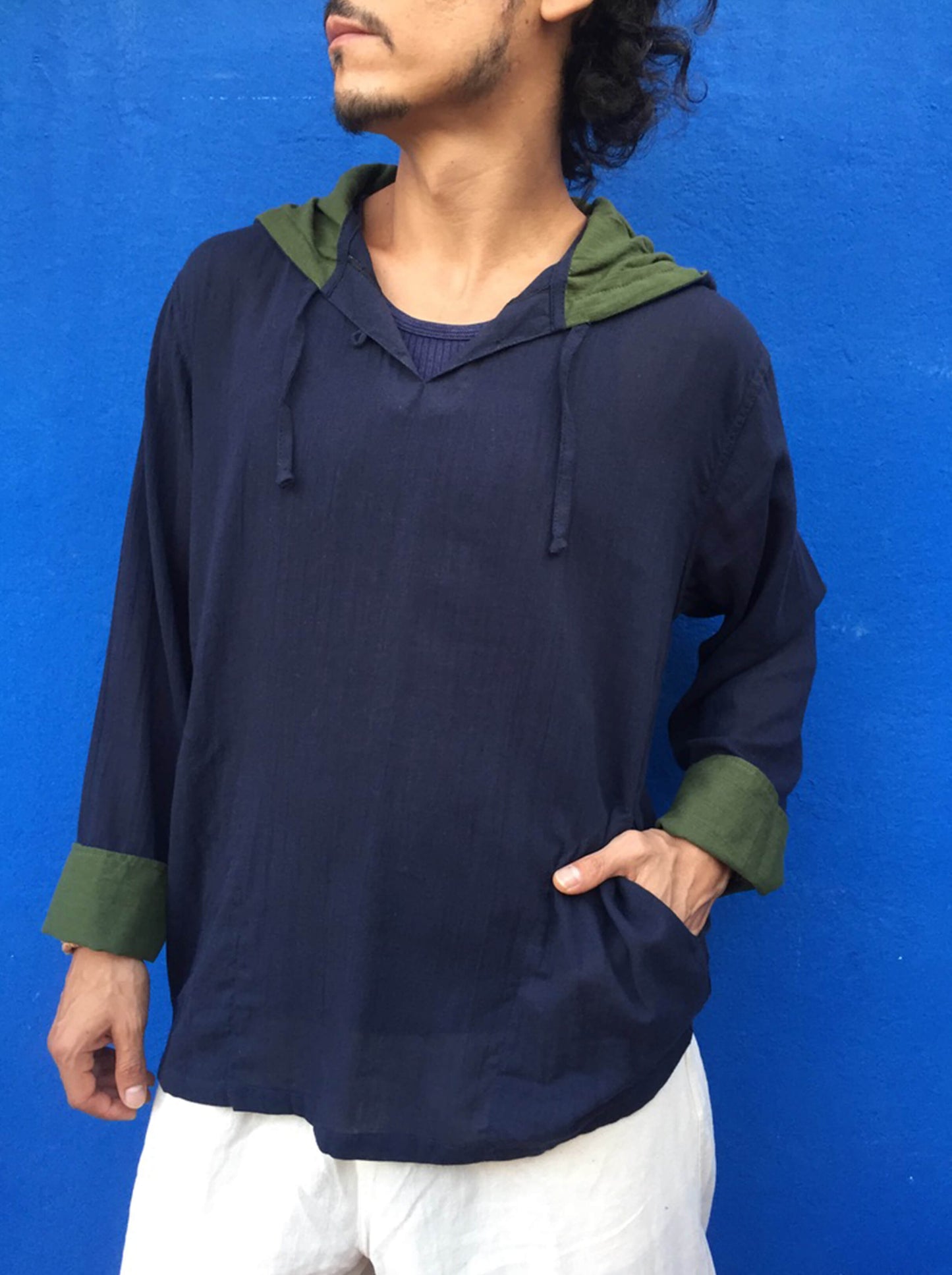 Sudadera con capucha y manga larga en azul medianoche con oliva