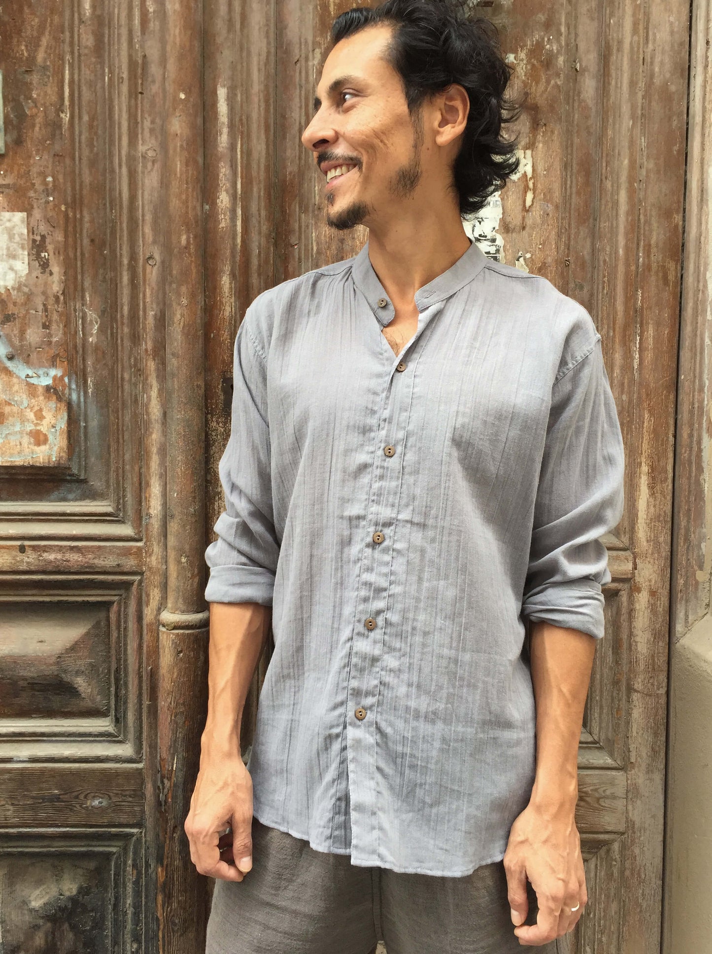 Camisa de algodón ligero con botones de coco color gris piedra