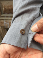 Camisa de algodón ligero con botones de coco color gris piedra