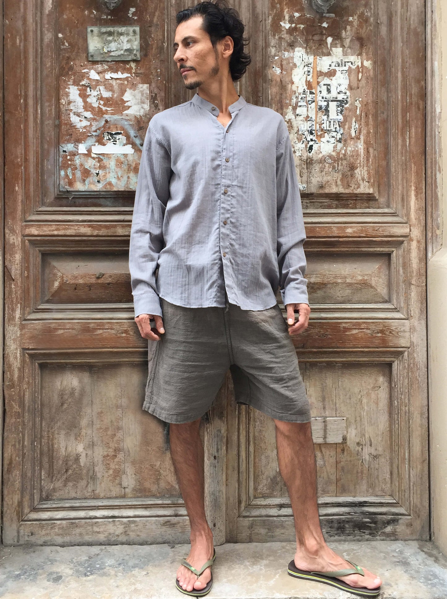 Camisa de algodón ligero con botones de coco color gris piedra