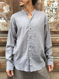 Camisa de algodón ligero con botones de coco color gris piedra