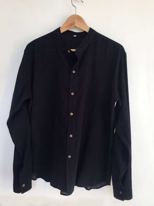 Camisa de algodón ligero con botones de coco color negro - Segunda Vida