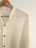 Camisa de algodón natural ligero con botones de coco