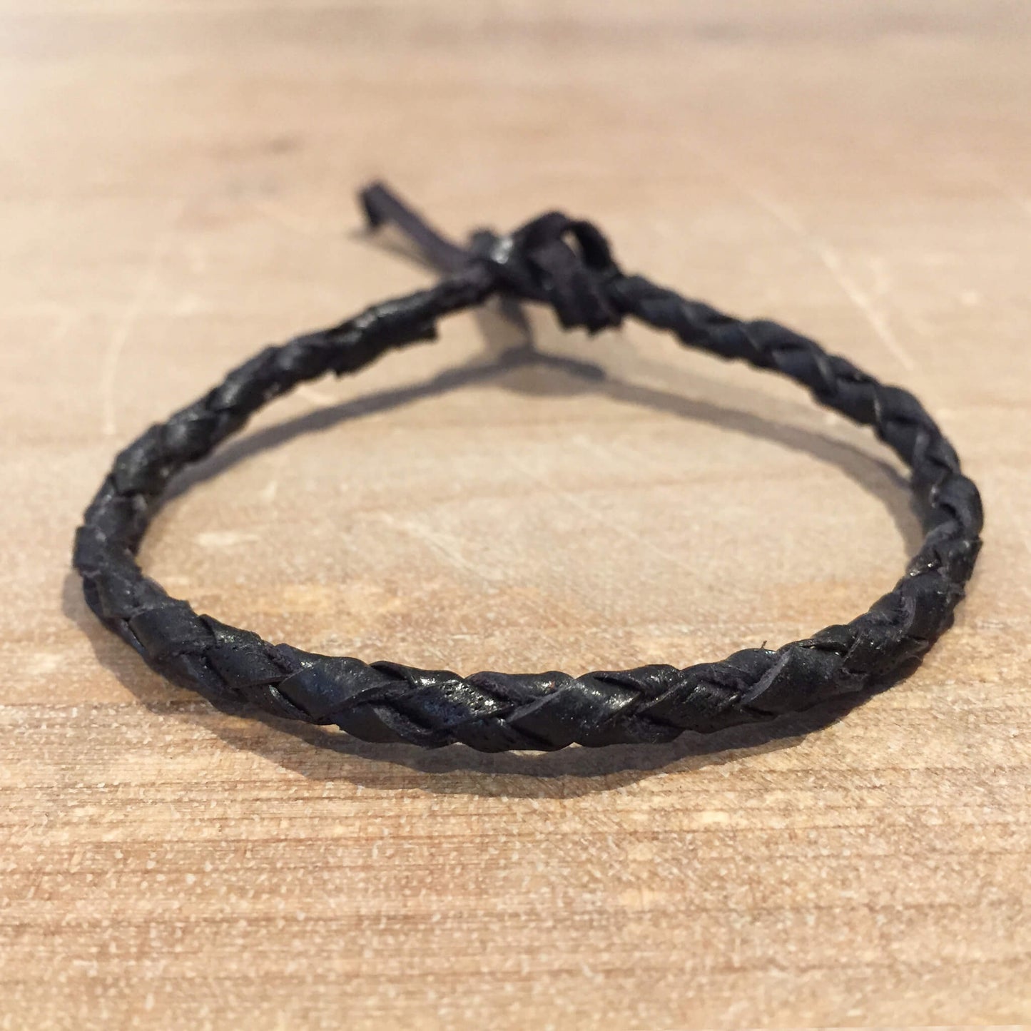 Pulsera circular Negra de Cuero Trenzado