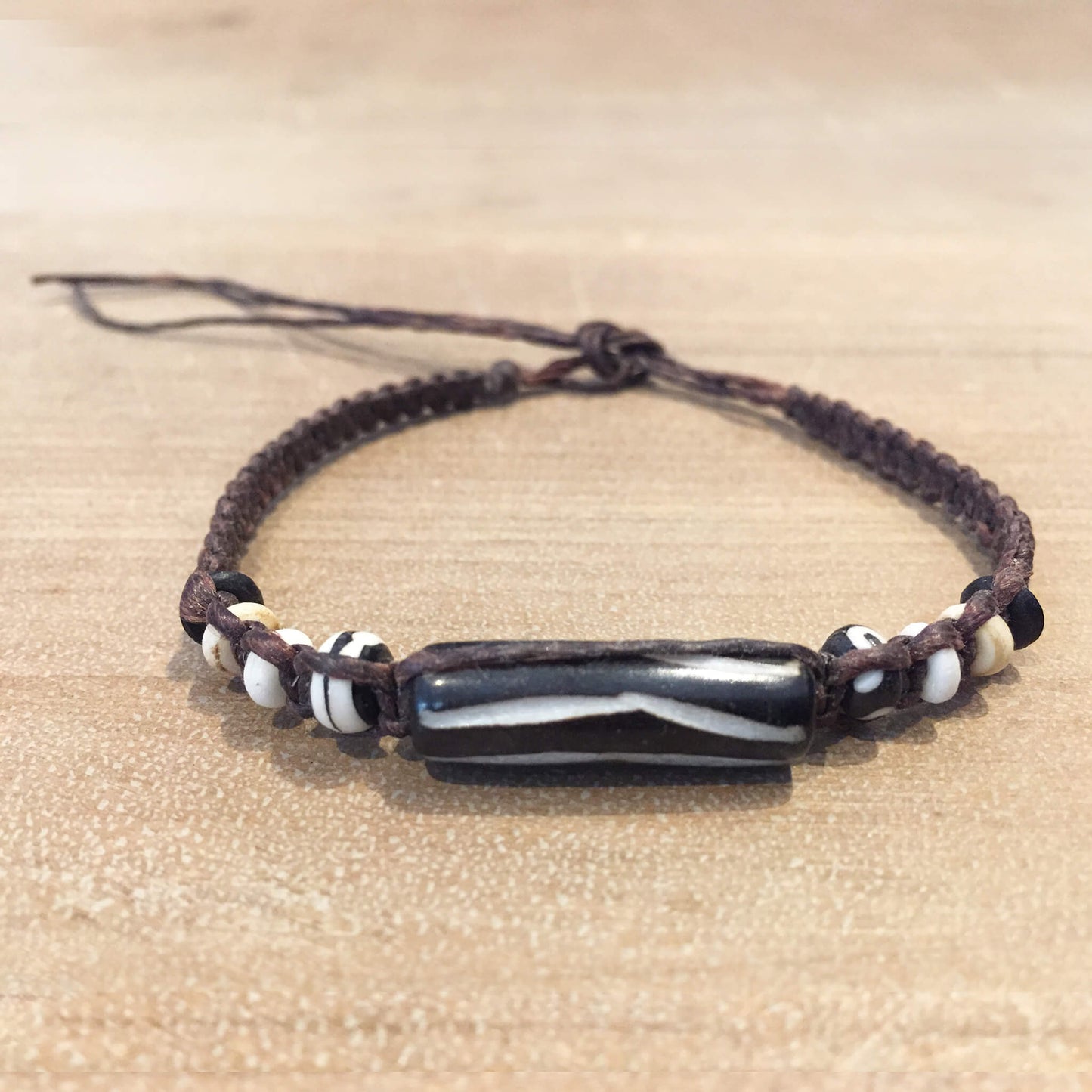 Pulsera de cordón de cera con hueso batik tribal