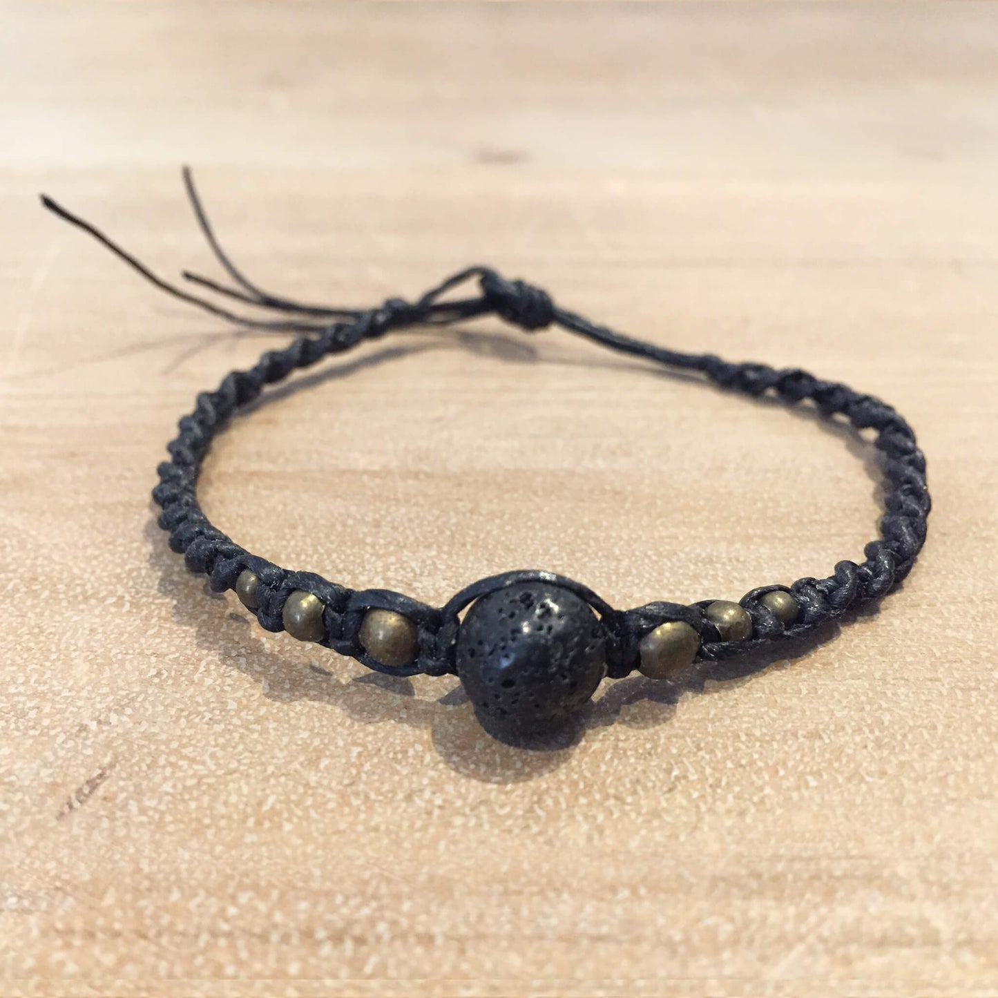 Pulsera tejida de hematita con piedra negra