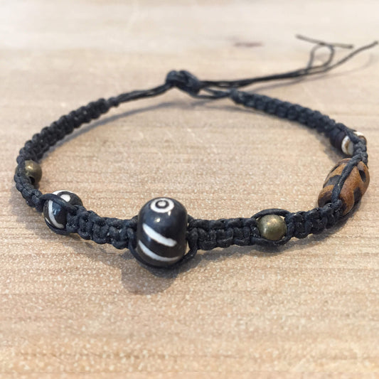 Pulsera tejida de hematita con piedra y hueso batik