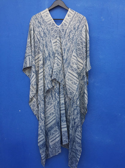 Vestido kaftan con estampado de Indigo batik